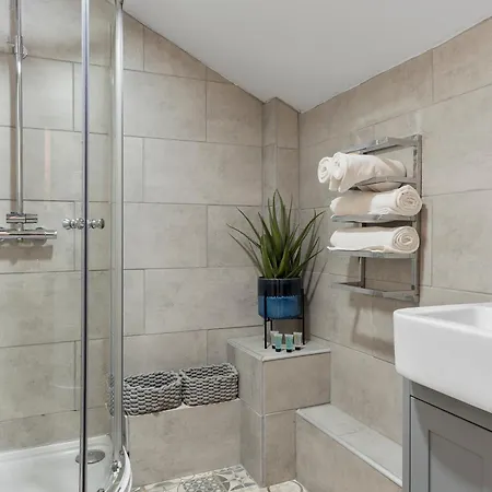 Hole House Farm בית הארחה מילום