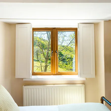 Hole House Farm בית הארחה מילום