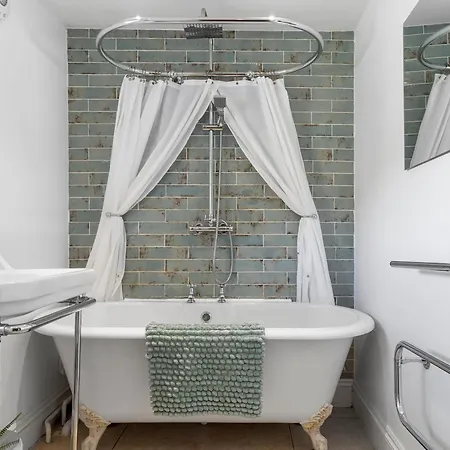 Hole House Farm 3* מילום